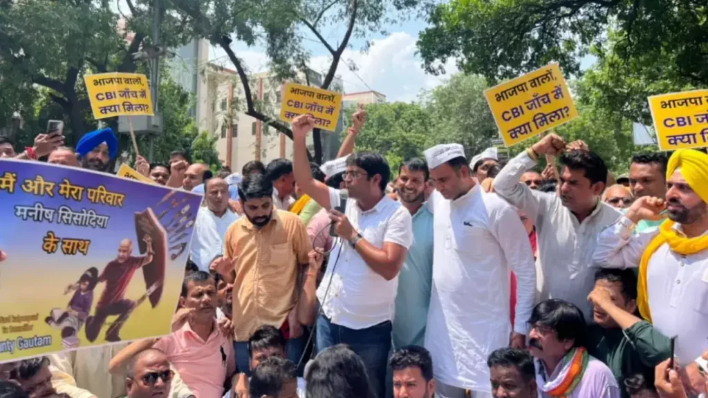 ಮನೀಶ್ ಸಿಸೋಡಿಯಾ ನಿವಾಸದ ಮೇಲೆ ಸಿಬಿಐ ದಾಳಿ: ಬಿಜೆಪಿ ವಿರುದ್ಧ ಆಮ್ ಆದ್ಮಿ ಆಕ್ರೋಶ
