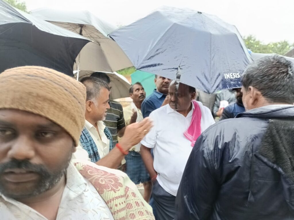 ಧಾರಕಾರ ಮಳೆಯಿಂದ ರಾಮನಗರ ರಸ್ತೆಗಳು ಬಂದ್‌: ಎಚ್‌ಡಿಕೆ ಭೇಟಿ