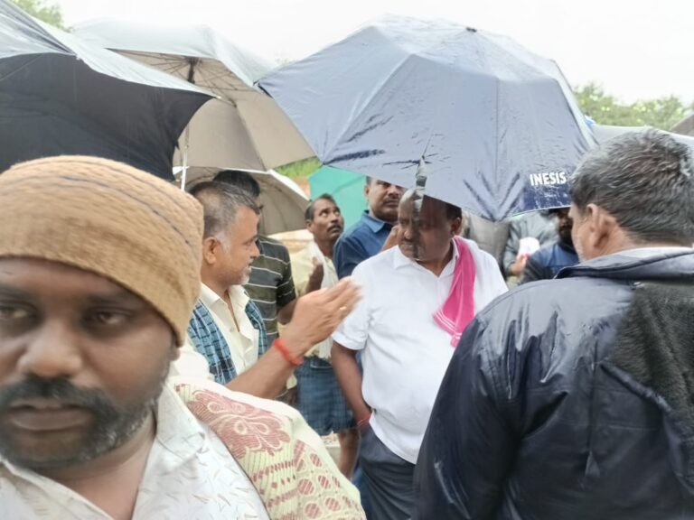 ಧಾರಕಾರ ಮಳೆಯಿಂದ ರಾಮನಗರ ರಸ್ತೆಗಳು ಬಂದ್‌: ಎಚ್‌ಡಿಕೆ ಭೇಟಿ