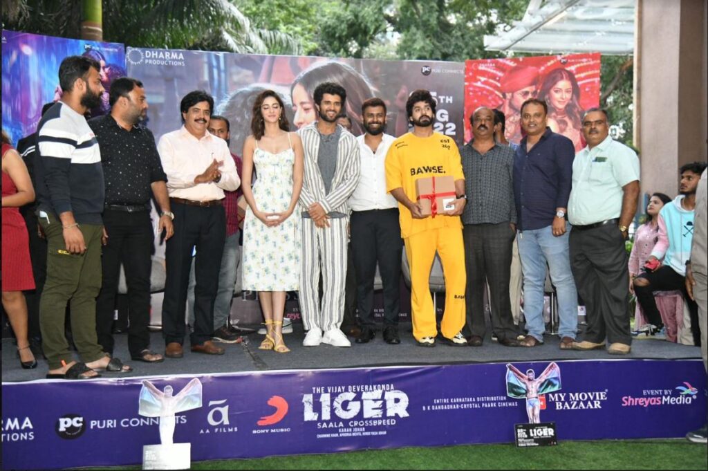 ಬೆಂಗಳೂರಿನಲ್ಲಿ ‘ಲೈಗರ್’ ಕ್ರೇಜ್ ಅಭಿಮಾನಿಗಳ ಪ್ರೀತಿಯಲ್ಲಿ ದೇವರ ಕಂಡ, ದೇವರಕೊಂಡ