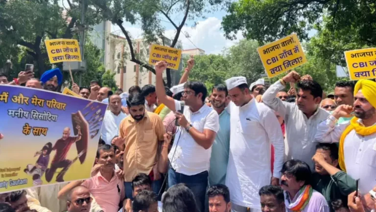 ಮನೀಶ್ ಸಿಸೋಡಿಯಾ ನಿವಾಸದ ಮೇಲೆ ಸಿಬಿಐ ದಾಳಿ: ಬಿಜೆಪಿ ವಿರುದ್ಧ ಆಮ್ ಆದ್ಮಿ ಆಕ್ರೋಶ