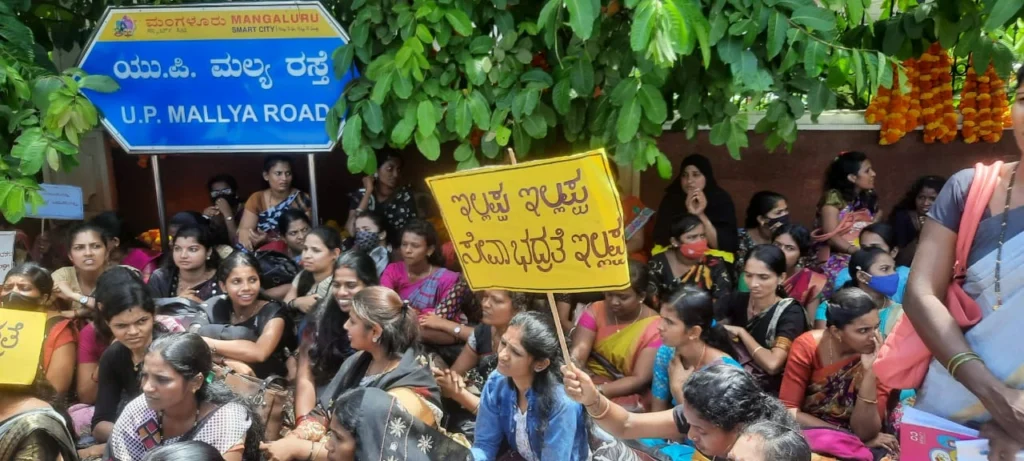 ಬಾಕಿ ವೇತನ ಬಿಡುಗಡೆ, ಉದ್ಯೋಗ ಭದ್ರತೆಗೆ ಆಗ್ರಹ: ಮಂಗಳೂರಿನಲ್ಲಿ ಅತಿಥಿ ಶಿಕ್ಷಕರಿಂದ ಧರಣಿ