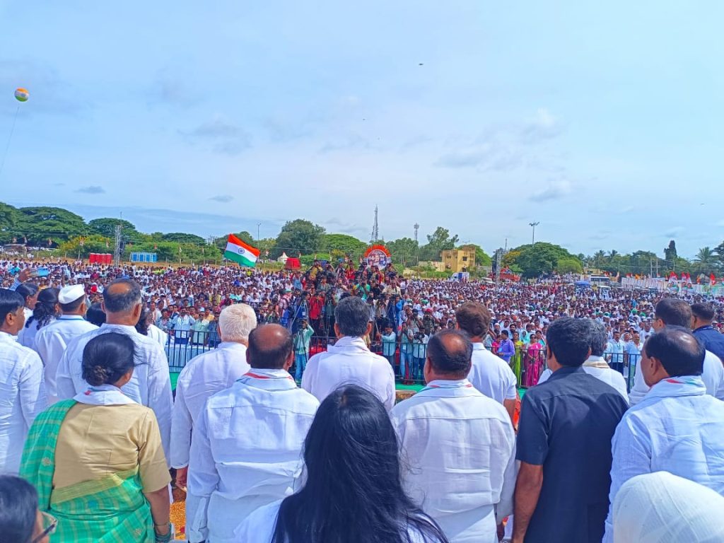 ಕರ್ನಾಟಕದಲ್ಲಿ ಭಾರತ ಐಕ್ಯತಾ ಯಾತ್ರೆಗೆ ಚಾಲನೆ: ಬೆಂಬಲಕ್ಕೆ ಹರಿದು ಬಂದ ಜನಸ್ತೋಮ
