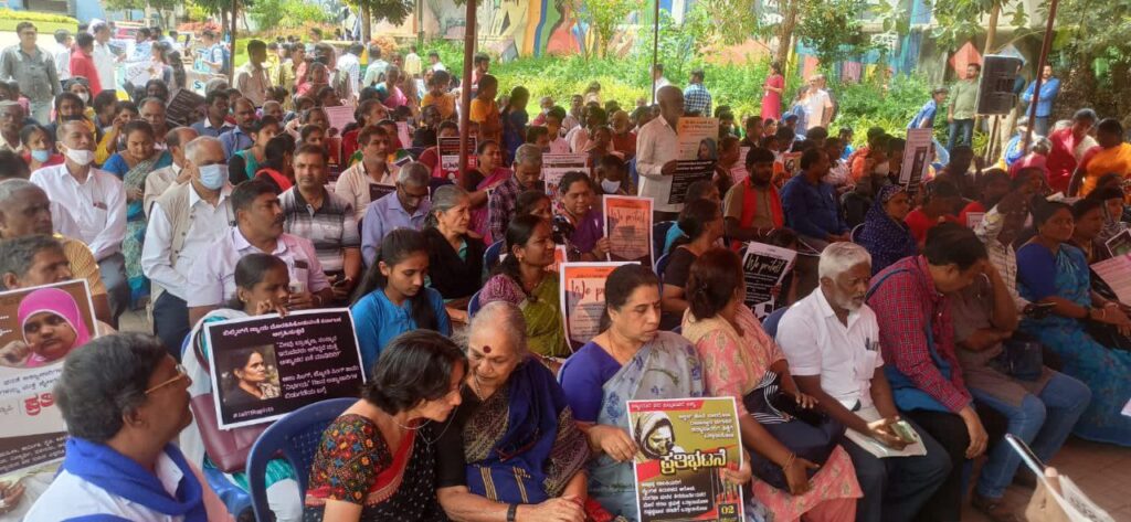ಮಹಿಳೆ-ಮಕ್ಕಳ ವಿರುದ್ಧ ದೌರ್ಜನ್ಯ ಖಂಡಿಸಿ ಫ್ರೀಡಂ ಪಾರ್ಕ್‌ನಲ್ಲಿ ಪ್ರತಿಭಟನೆ
