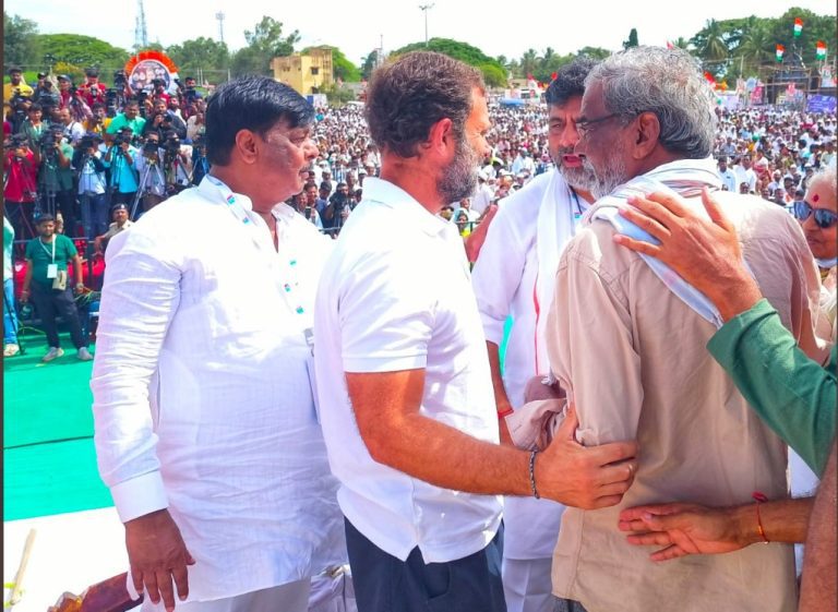 ದೇವನೂರು ಮಹಾದೇವ ಅವರಿಂದ ರಾಹುಲ್‌ ಗಾಂಧಿಗೆ ಸಂವಿಧಾನ ಪ್ರತಿ ಹಸ್ತಾಂತರ