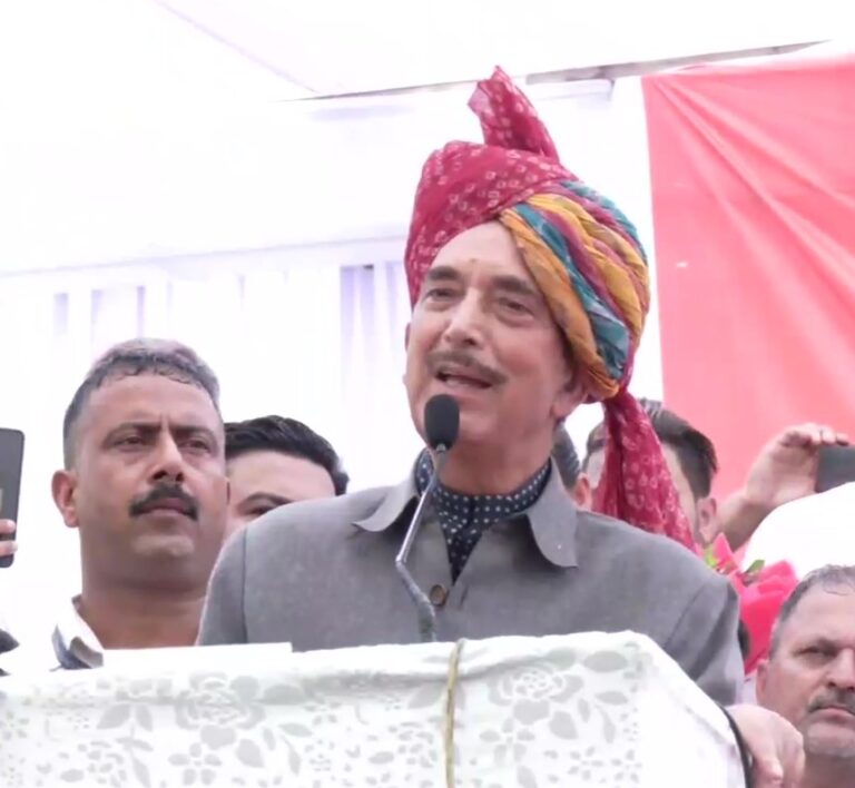 ʼನಮ್ಮ ರಕ್ತದಿಂದ ಕಾಂಗ್ರೆಸ್‌ ಕಟ್ಟಿದ್ದೇವೆಯೇ ಹೊರತು ಕಂಪ್ಯೂಟರ್‌, ಟ್ವಿಟರ್‌ ಗಳಿಂದ ಅಲ್ಲʼ: ಮಾಜಿ ಕಾಂಗ್ರೆಸ್‌ ನಾಯಕ ಗುಲಾಂ ನಬಿ ಆಜಾದ್‌ ಕಿಡಿ