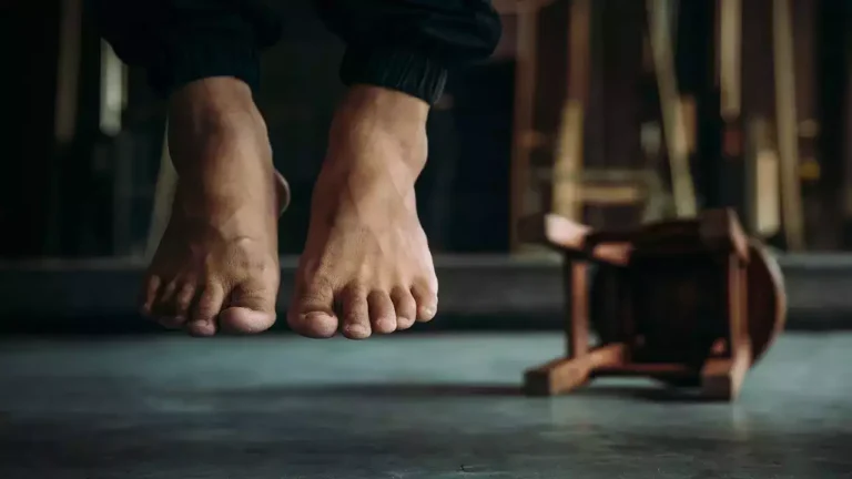 ಎಂಬಿಬಿಎಸ್  ಹಾಸ್ಟೆಲ್ ನಲ್ಲಿ  ನೇಣು ಬಿಗಿದುಕೊಂಡು ವಿದ್ಯಾರ್ಥಿನಿ ಆತ್ಮಹತ್ಯೆ
