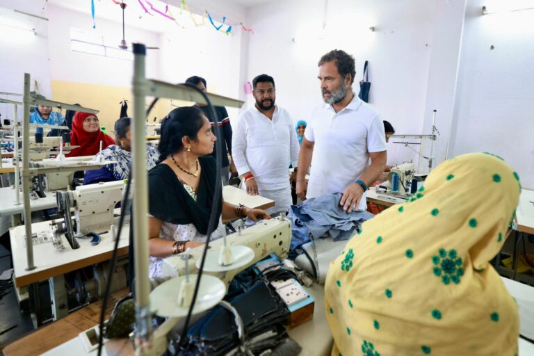ಬಳ್ಳಾರಿ ಹೋಮ್‌ ಟೈಲರಿಂಗ್‌ ಘಟಕಕ್ಕೆ ಭೇಟಿ ನೀಡಿದ ರಾಹುಲ್‌ ಗಾಂಧಿ