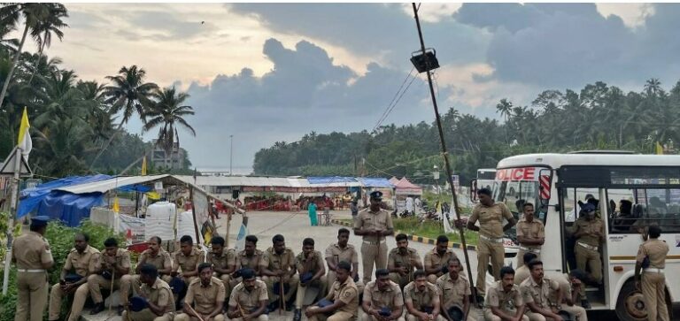 ಅದಾನಿಯ ಬಂದರು ಯೋಜನೆ : ಪೊಲೀಸ್‌ ಠಾಣೆ ಮೇಲೆ ದಾಳಿ ನಡೆಸಿದ ಮೀನುಗಾರರು