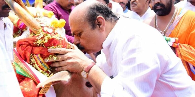 ಪುಣ್ಯಕೋಟಿ ದತ್ತು ಯೋಜನೆಗೆ ಸರ್ಕಾರಿ ನೌಕರರ ಹಣ ; ಯಡವಟ್ಟಿನ ನಿರ್ಧಾರಕ್ಕೆ ವಿರೋಧ