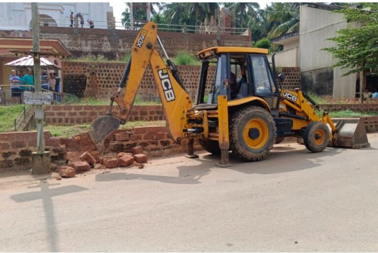 <strong>ಹಿಂದೂ ಜಾಗರಣ ವೇದಿಕೆ ಮನವಿಗೆ ಸ್ಪಂದಿಸಿ ಏಸು ಪ್ರತಿಮೆಯ ಆವರಣ ಗೋಡೆ ತೆರವು</strong>