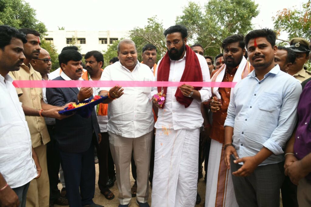 <strong>ರಾಯಚೂರು ಜಿಲ್ಲೆಯ ಮಾನ್ವಿ ಪಟ್ಟಣದಲ್ಲಿ ಹೊಸ ಬಸ್ ಘಟಕ ಉದ್ಘಾಟಿಸಿದ ಶ್ರೀರಾಮುಲು</strong>