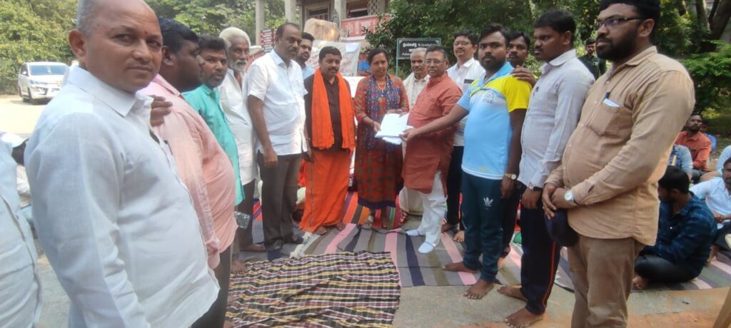 ‘SC/ST ವಿದ್ಯಾರ್ಥಿಗಳಿಗೆ ಫೆಲೋಶಿಪ್‌ ನೀಡದ ಕನ್ನಡ ವಿವಿ ಉಪಕುಲಪತಿ ತಾರತಮ್ಯ ಮಾಡುತ್ತಿದ್ದಾರೆ’: ವಿ ಎಸ್‌ ಉಗ್ರಪ್ಪ ಆಕ್ರೋಶ