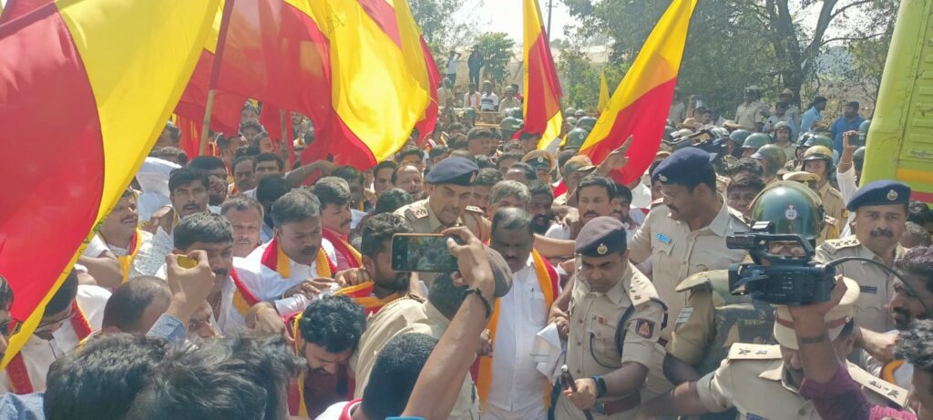 ಹಿರೇಬಾಗೇವಾಡಿಯಲ್ಲಿ ಕರವೇ-ಪೊಲೀಸ್‌ ಸಂಘರ್ಷ: ಟಿ.ಎ.ನಾರಾಯಣಗೌಡ ಸೇರಿದಂತೆ ಸಾವಿರಾರು ಕಾರ್ಯಕರ್ತರ ಬಂಧನ
