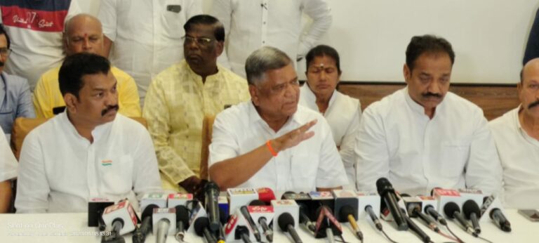 ಕಾಂಗ್ರೆಸ್‌ ಕದ ತಟ್ಟಿಬಂದ ಬೊಮ್ಮಾಯಿ ಯಾವ ನೈತಿಕತೆ ಮೇಲೆ ನನ್ನ ನಿರ್ಧಾರವನ್ನು ಪ್ರಶ್ನಿಸುತ್ತಿದ್ದಾರೆ? ಶೆಟ್ಟರ್‌ ಗುಡುಗು