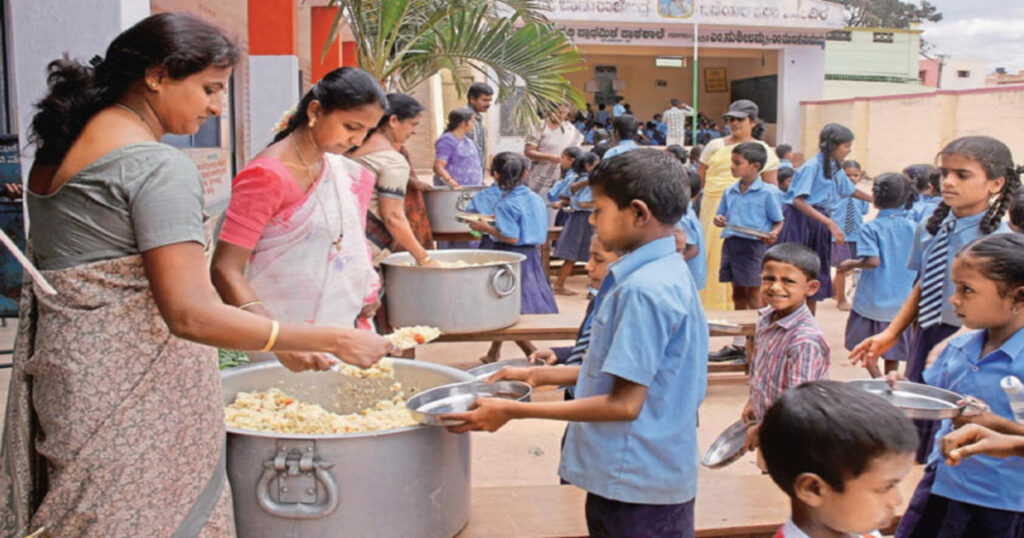 “ಬಿಸಿಯೂಟದ ಕಾರ್ಯಕರ್ತರು ಕೈಬಳೆ ತೊಡುವಂತಿಲ್ಲ!” ; ಸತ್ಯ ಎಷ್ಟು ಸುಳ್ಳೆಷ್ಟು?