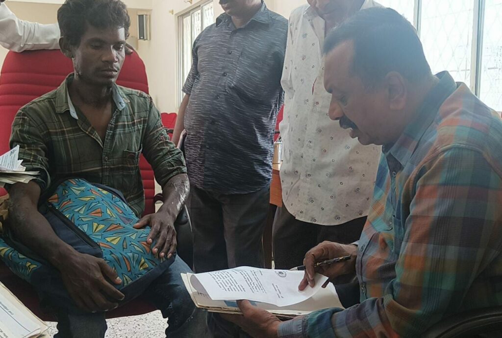 ಬೆಂಕಿಗೆ ಬಿದ್ದವರನ್ನು ರಕ್ಷಿಸಿದ ಆದಿವಾಸಿಯ ಗೋಳು