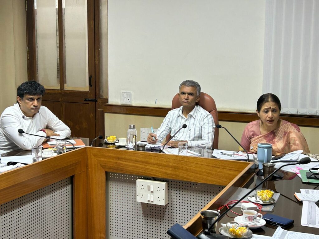 ವಿಳಂಬ ಧೋರಣೆ ಸರಿಯಲ್ಲ, ಜನರಿಗೆ ಸಮಯಕ್ಕೆ ಸರಿಯಾಗಿ ಸರ್ಕಾರಿ ಸೇವೆ ನೀಡಿ: ಅಧಿಕಾರಿಗಳಿಗೆ ಸಚಿವ ಕೃಷ್ಣ ಬೈರೇಗೌಡ ತಾಕೀತು