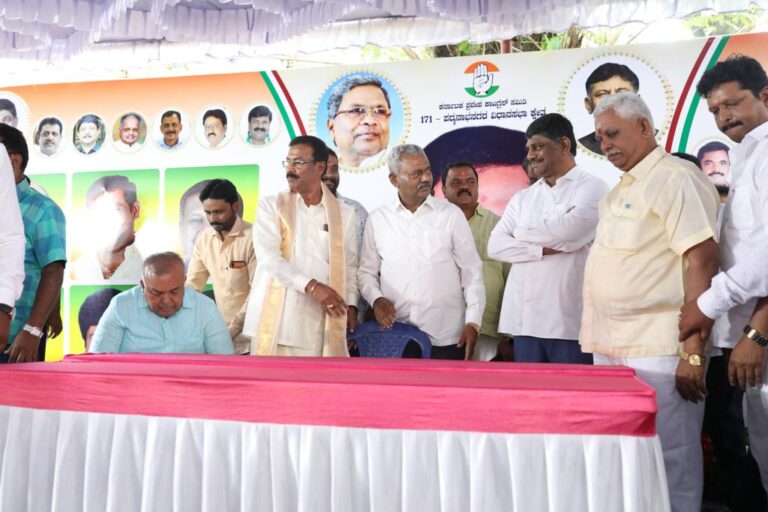 ಕಾಂಗ್ರೆಸ್ ಪಕ್ಷದ ವೇದಿಕೆಯಲ್ಲಿ ಬಿಜೆಪಿ ಶಾಸಕ ; ಬಿಜೆಪಿಗೆ ದುಬಾರಿಯಾದ ಎಸ್.ಟಿ.ಸೋಮಶೇಖರ್