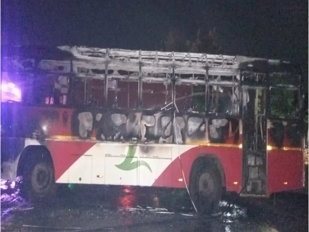 ಮರಾಠ ಕೋಟಾ ಪ್ರತಿಭಟನೆ: ಕೆಎಸ್‌ಆರ್‌ಟಿಸಿ ಬಸ್‌ಗೆ ಬೆಂಕಿ, ಸೇವೆಗಳನ್ನು ನಿಲ್ಲಿಸಿದ ರಾಜ್ಯ ಸಾರಿಗೆ
