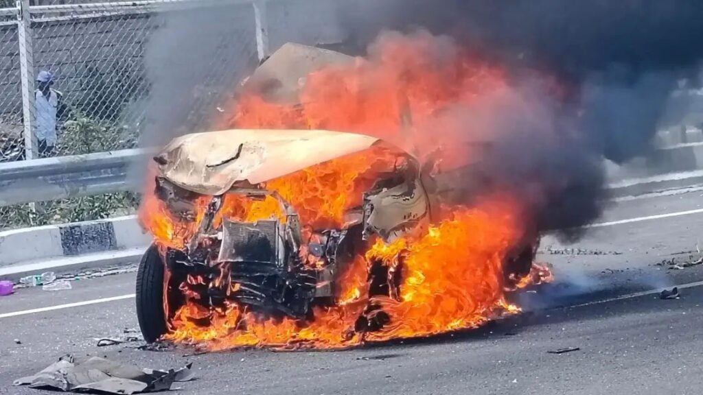 ಬೆಂಗಳೂರು ಮೈಸೂರು ಹೈವೆ : ಸರಣಿ ಅಪಘಾತದಲ್ಲಿ ಹೊತ್ತಿ ಉರಿದ ಕಾರು
