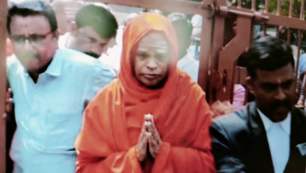 ಚಿತ್ರದುರ್ಗ ಜಿಲ್ಲಾ ಕಾರಾಗೃಹದಿಂದ ಮುರುಘಾ ಶರಣ ಬಿಡುಗಡೆ