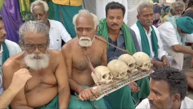 ಮೃತ ರೈತರ ತಲೆಬುರುಡೆ ಇಟ್ಟು ಕೇಂದ್ರದ ವಿರುದ್ಧ ತಮಿಳುನಾಡು ರೈತರ ಪ್ರತಿಭಟನೆ