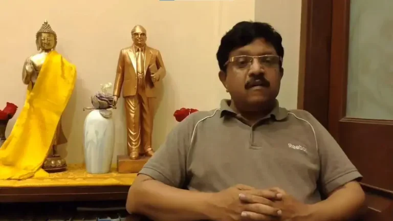 ಪ್ರತಿಭಟನೆ ವೇಳೆ ಮನುಸ್ಮೃತಿ ಪುಸ್ತಕವನ್ನು ಸುಟ್ಟ ಡಾ. ಬಿ ಆರ್‌ ಅಂಬೇಡ್ಕರ್‌ ಅವರ ಮೊಮ್ಮಗ