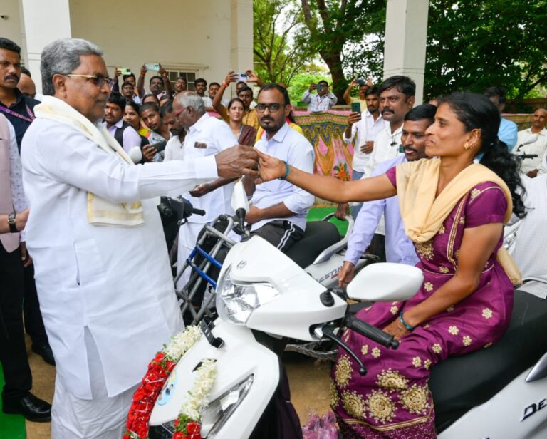 ರೈತರ ವಿಷಯದಲ್ಲಿ ಚೆಲ್ಲಾಟ ಆಡಿದರೆ ಹುಷಾರ್: ಅಧಿಕಾರಿಗಳಿಗೆ ಸಿಎಂ ಎಚ್ಚರಿಕೆ