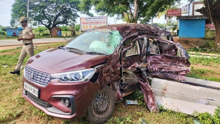 ಮಂಡ್ಯ | ಕಾರು-ಗೂಡ್ಸ್‌ ವಾಹನದ ನಡುವೆ ಅಪಘಾತ: ಚಿತ್ರದುರ್ಗದ ಮೂವರ ದುರ್ಮರಣ