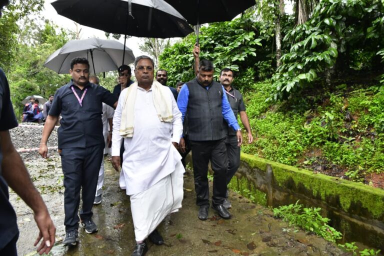 ಪ್ರವಾಹ ಪರಿಶೀಲನೆಗೆ ಬೆಳಗಾವಿಗೆ ಸಿಎಂ ಆಗಮನ: ಮನೆ ಹಾನಿಗೆ 1.2 ಲಕ್ಷ ರೂ ಪರಿಹಾರ ಘೋಷಣೆ