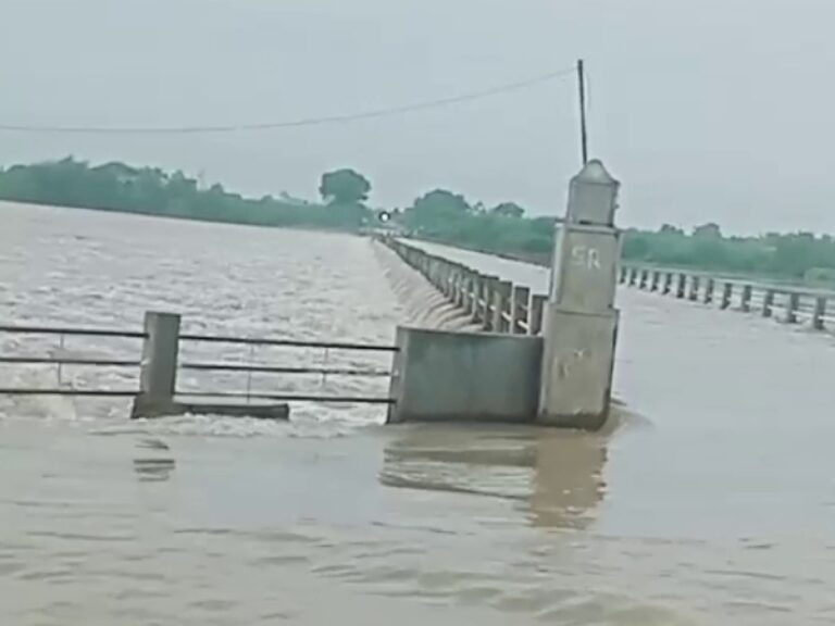 ಘತ್ತರಗಾ ಹಾಗೂ ಗಾಣಗಾಪೂರ ಸೇತುವೆ ಮಟ್ಟ ಮೀರಿ ಹರಿಯುತ್ತಿರುವ ನೀರು: ಸಂಚಾರ ನಿಷೇಧ