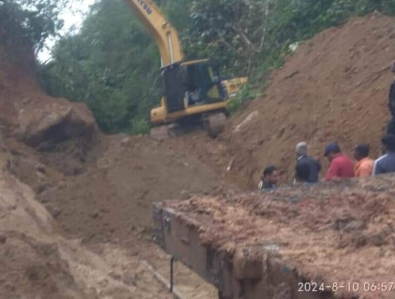 ಸಕಲೇಶಪುರ : ಬಾಳ್ಳುಪೇಟೆ ಬಳಿ ರೈಲ್ವೆ ಹಳಿ ಮೇಲೆ ಮತ್ತೆ ಭಾರಿ ಪ್ರಮಾಣದಲ್ಲಿ ಮಣ್ಣು ಕುಸಿತ