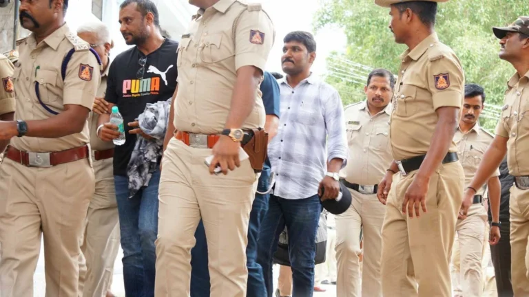 ಬಿಗಿ ಭದ್ರತೆಯ ನಡುವೆ ಆಂಧ್ರದ ಮೂಲಕ ಬಳ್ಳಾರಿ ಜೈಲಿಗೆ ಸ್ಥಳಾಂತರಗೊಂಡ ಕೊಲೆ ಆರೋಪಿ ನಟ ದರ್ಶನ್