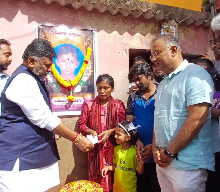 ಗೇಟ್ ಬಿದ್ದು ಮೃತಪಟ್ಟ ಬಾಲಕನ ಕುಟುಂಬಕ್ಕೆ ₹ 10 ಲಕ್ಷ ಮೊತ್ತದ ಪರಿಹಾರ ಚೆಕ್ ವಿತರಿಸಿದ ಡಿಸಿಎಂ ಡಿ.ಕೆ. ಶಿವಕುಮಾರ್
