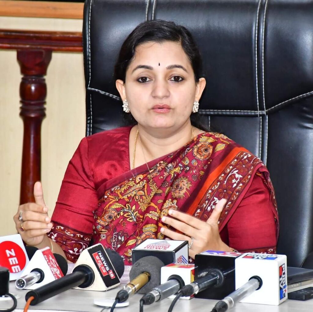 ಜಿಲ್ಲೆಯಲ್ಲಿ ಅಂತರರಾಷ್ಟ್ರೀಯ ಪ್ರಜಾಪ್ರಭುತ್ವ ದಿನಾಚರಣೆ; 51 ಕಿಲೋಮೀಟರ್ ಮಾನವ ಸರಪಳಿ, 79 ಸಾವಿರ ಜನ ಪಾಲ್ಗೋಳ್ಳಲಿದ್ದಾರೆ: ಜಿಲ್ಲಾಧಿಕಾರಿ ದಿವ್ಯ ಪ್ರಭು.
