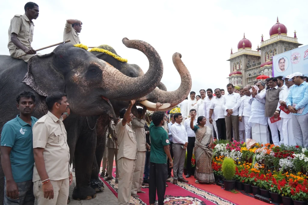 ಸಾಹಿತಿ ಹಂ.ಪ. ನಾಗರಾಜಯ್ಯ ನವರಿಂದ ದಸರಾ ಉದ್ಘಾಟನೆ: ದಸರಾವನ್ನು ಜನರ ಉತ್ಸವದಂತೆ ಆಚರಿಸಲು ಅಧಿಕಾರಿಗಳಿಗೆ ಸೂಚನೆ
