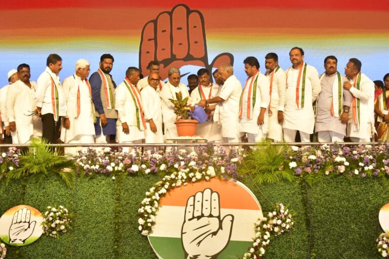 ಯಾವತ್ತೂ ಮನೆಯಿಂದ ಆಚೆಗೆ ಬಂದು ರಾಜಕಾರಣದ ಕಡೆ ಮುಖ ಮಾಡದ ನನ್ನ ಪತ್ನಿಯನ್ನು ರಾಜಕೀಯಕ್ಕೆ ಎಳೆದು ತಂದ್ರಲ್ಲಾ ಇದನ್ನು ಕ್ಷಮಿಸ್ತೀರಾ: ಜನ‌ರಿಗೆ ಸಿಎಂ ಪ್ರಶ್ನೆ