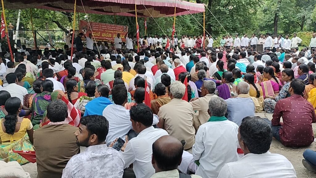 ಯಾದಗಿರಿ: ಅಂಬೇಡ್ಕರ್ ಭವನ ನಿರ್ಮಾಣಕ್ಕೆ ಜಾಗ ಮಂಜೂರಾತಿಗೆ ತೀವ್ರವಾದ ಪ್ರತಿಭಟನೆ