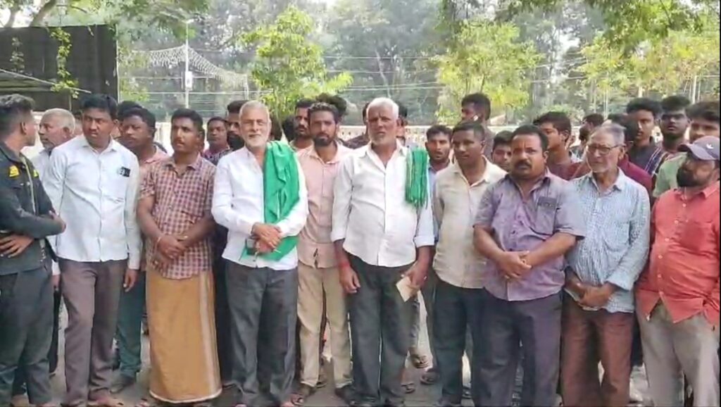 “ಹಾಸನಾಂಬೆ ಜಾತ್ರೆ ವೇಳೆ ವ್ಯಾಪಾರ ಮಾಡಲು ಅವಕಾಶ ಕೊಡಿ” : ವ್ಯಾಪಾರಸ್ತರ ಪರ ರೈತ ಸಂಘದಿಂದ ಡಿಸಿಗೆ ಮನವಿ