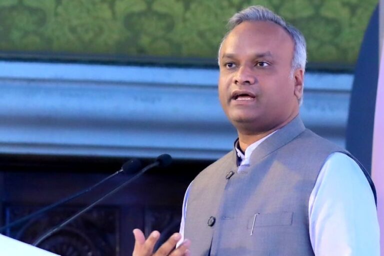 ಗ್ಯಾರಂಟಿ ಯೋಜನೆಗಳ ಕಾಪಿ ಪೇಸ್ಟ್, ಬಿಜೆಪಿಯವರದು ಡಬಲ್ ಸ್ಟ್ಯಾಂಡರ್ಡ್ ಬುದ್ದಿ: ಸಚಿವ ಪ್ರಿಯಾಂಕ್ ಖರ್ಗೆ