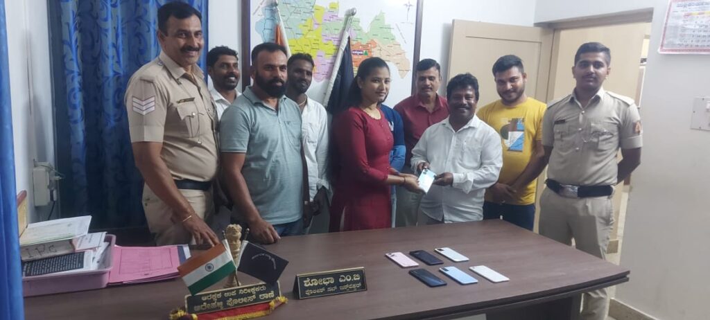 ಮೊಬೈಲ್ ಕಳೆದು ಹೋಗಿದ್ದನ್ನು ಮರಳಿಸಿದ ಪೊಲೀಸ್ ಇಲಾಖೆವರ್ಷದ ಬಳಿಕ ಕಳೆದು ಹೋದ ಮೊಬೈಲ್ ಮರಳಿ ಸಿಕ್ಕಾಗ ವಾರಸುದಾರರು ಹೇಳಿದ್ದೇನು?