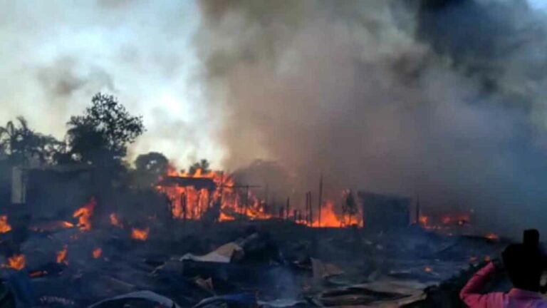 ಮಣಿಪುರ: ದುಷ್ಕರ್ಮಿಗಳು ಹಚ್ಚಿದ ಬೆಂಕಿಗೆ ಬುಡಕಟ್ಟು ಜನಾಂಗದವರ ಮನೆಗಳು ಆಹುತಿ