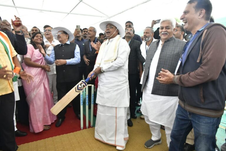 ಬ್ಯಾಟಿಂಗ್ ಆಡುವ ಮೂಲಕ ಅಂತಾರಾಷ್ಟ್ರೀಯ ಕ್ರಿಕೆಟ್ ಕ್ರೀಡಾಂಗಣ ನಿರ್ಮಾಣಕ್ಕೆ ಚಾಲನೆ ನೀಡಿದ ಸಿ ಎಂ ಸಿದ್ದರಾಮಯ್ಯ