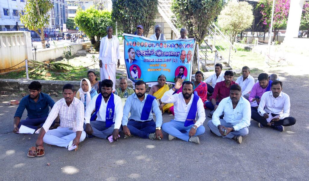 ಅಧಿಕಾರಿಗಳು, ಉದ್ಯಮಿದಾರರು ಸೇರಿ ನಕಲಿ ದಾಖಲೆ ಸೃಷ್ಠಿಭೂಮಿ ಉಳಿಸುವಂತೆ ಭೀಮ್ ಆರ್ಮಿ ಪ್ರತಿಭಟನೆ