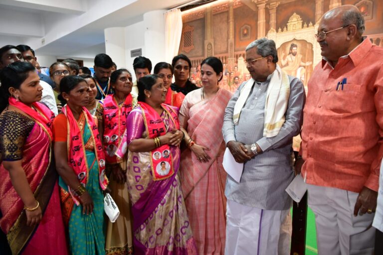 ‘ಗೃಹಲಕ್ಷ್ಮಿ’ ಯಿಂದ ಬದುಕಿಗೆ ಹೊಸ ಚೈತನ್ಯ: ಮುಖ್ಯಮಂತ್ರಿಗಳ ಮುಂದೆ ಗೃಹಲಕ್ಷ್ಮಿಯರ ಪ್ರಶಂಸೆ