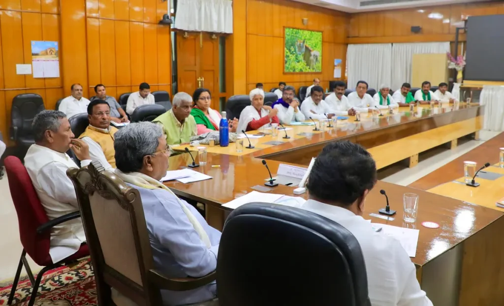 ದೇವನಹಳ್ಳಿ ತಾಲ್ಲೂಕು ಚನ್ನರಾಯಪಟ್ಟಣ ರೈತ ನಿಯೋಗ ಮುಖ್ಯಮಂತ್ರಿ ಭೇಟಿ, ಭೂ ಸ್ವಾಧೀನ ಕೈಬಿಡುವಂತೆ ಮನವಿ; ಸರ್ಕಾರ ರೈತರ ಪರವಾಗಿದೆ ಎಂದ ಮುಖ್ಯಮಂತ್ರಿ ಸಿದ್ದರಾಮಯ್ಯ