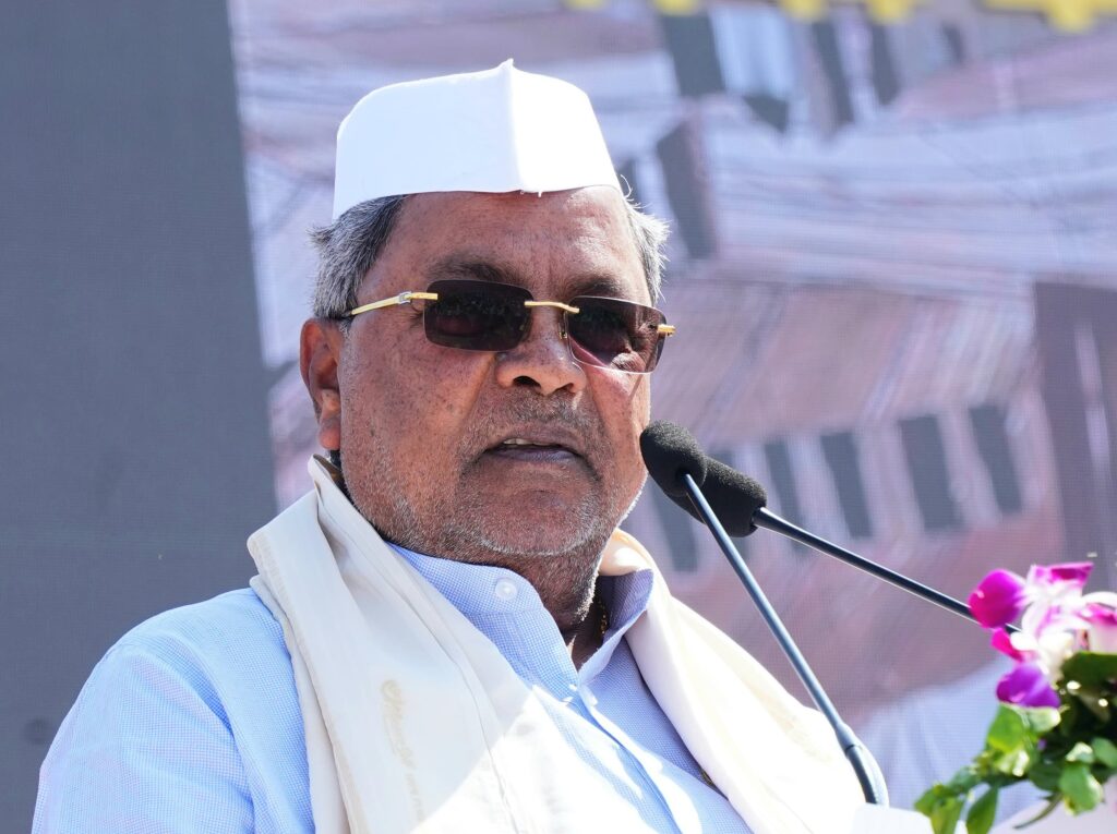 ಸುವರ್ಣಸೌಧದಲ್ಲಿ ಮಹಾತ್ಮ ಗಾಂಧಿ ಪ್ರತಿಮೆ ಅನಾವರಣಗೊಳಿಸಿದ ಮುಖ್ಯಮಂತ್ರಿ ಸಿದ್ದರಾಮಯ್ಯ