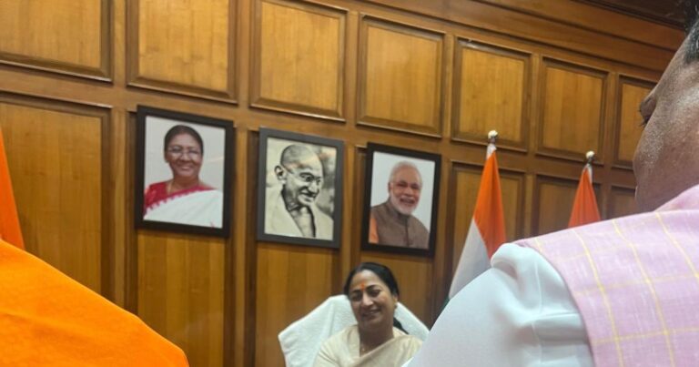 ದೆಹಲಿ: ಮುಖ್ಯಮಂತ್ರಿ ಕಚೇರಿಯಿಂದ ಅಂಬೇಡ್ಕರ್, ಭಗತ್ ಸಿಂಗ್ ಭಾವಚಿತ್ರಗಳನ್ನು ಬಿಜೆಪಿ ತೆಗೆದುಹಾಕಿದೆ ಎಂದು ಎಎಪಿ ಆರೋಪಿಸಿದ ಬೆನ್ನಲ್ಲೇ ಭುಗಿಲೆದ್ದ ವಿವಾದ