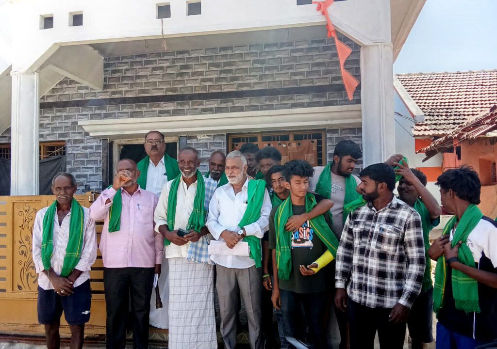 ಮೈಕ್ರೋ ಫೈನಾನ್ಸ್ ನವರು ಹಾಕಿದ್ದ ಬೀಗ ಹೊಡೆದ ರೈತ ಸಂಘದ ನಾಯಕರು